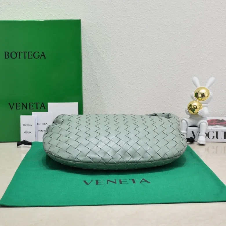 Batch 1460 BV Bottega Veneta 2022 Early Spring New Ladies Medium JODIE Handbag BV Bag 🔥The new method is to round the corners on the original basis and knot the round hobo bag with classic woven leather. The most iconic triangular pull-out design, using sheepskin draped soft shape, is super suitable for concave shapes~ Jodie feels really gentle to people, and is definitely the best item for daily matching. It has the same weave, new elements and twists, and is versatile. It is the new favorite of street style Internet celebrities! Size: 36*21*13 Model: 6697